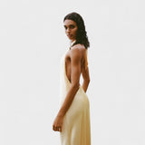 Gala - Vestido Halter de Satén Elegante