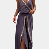 Lorena - Mono Elegante con Detalles Dorados