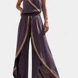 Lorena - Mono Elegante con Detalles Dorados