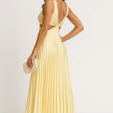 Mireia - Vestido Largo Plisado en Amarillo Pastel con Escote en V y Aberturas Laterales