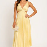 Mireia - Vestido Largo Plisado en Amarillo Pastel con Escote en V y Aberturas Laterales