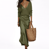 Pilar - Vestido Largo de Satén en Verde Salvia con Top de Punto y Escote en V