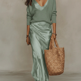Pilar - Vestido Largo de Satén en Verde Salvia con Top de Punto y Escote en V