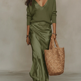 Pilar - Vestido Largo de Satén en Verde Salvia con Top de Punto y Escote en V