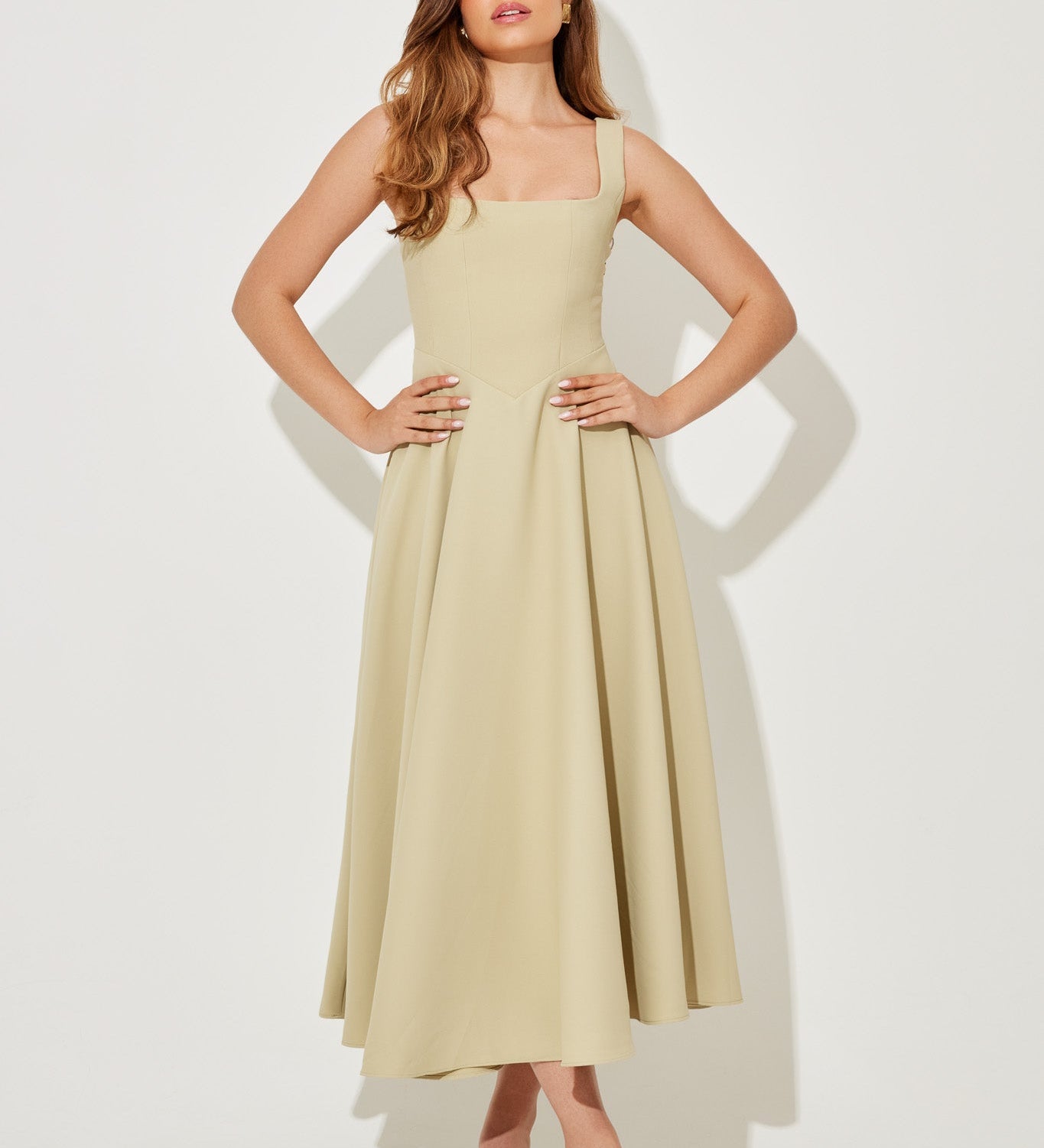 Amelia - Vestido Midi Atemporal