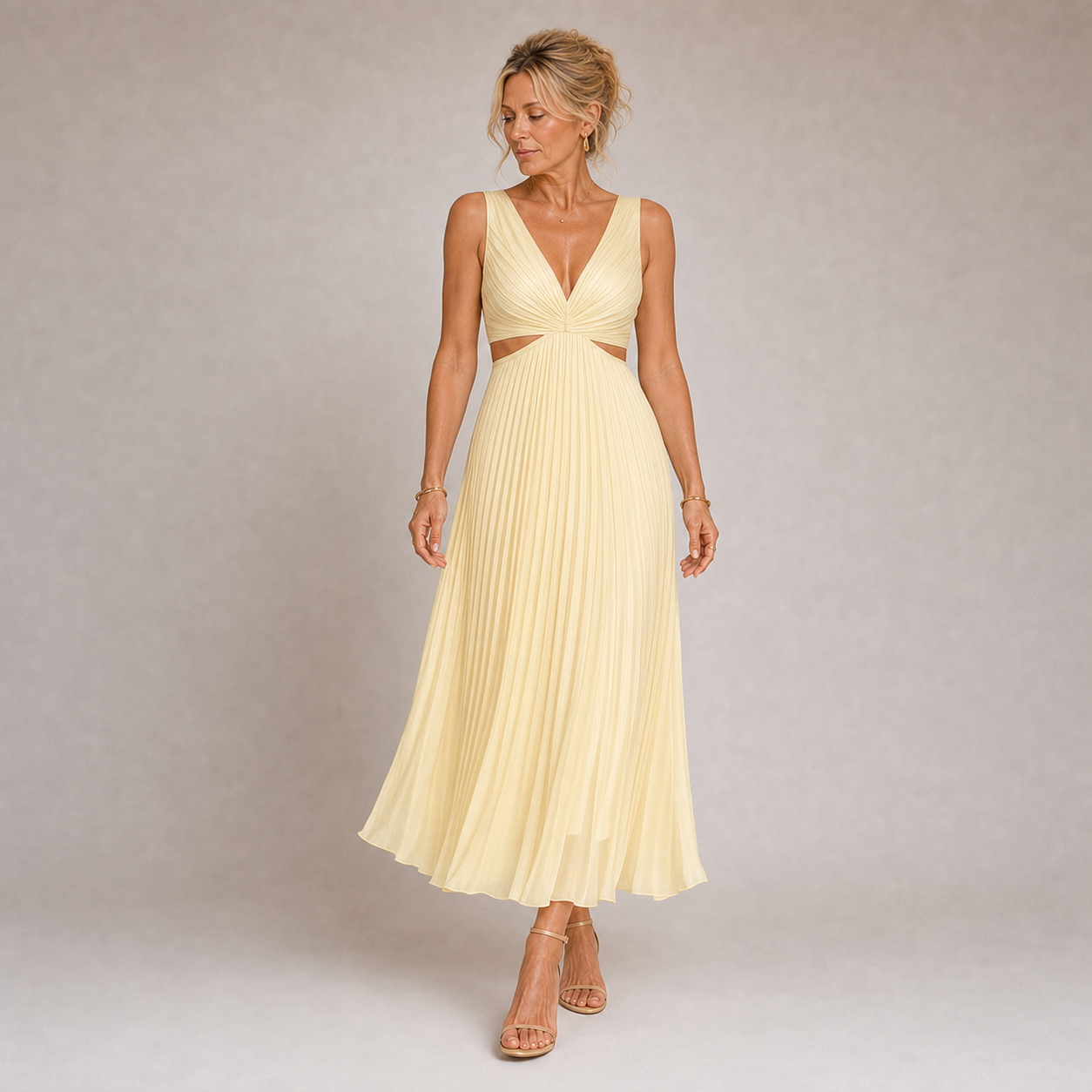 Mireia - Vestido Largo Plisado en Amarillo Pastel con Escote en V y Aberturas Laterales
