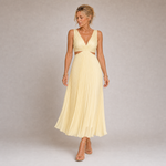 Mireia - Vestido Largo Plisado en Amarillo Pastel con Escote en V y Aberturas Laterales