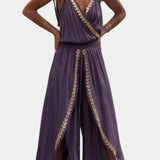Lorena - Mono Elegante con Detalles Dorados