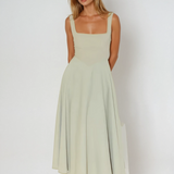 Lía - Vestido Midi Negro con Escote Cuadrado y Falda Evasé