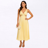 Mireia - Vestido Largo Plisado en Amarillo Pastel con Escote en V y Aberturas Laterales