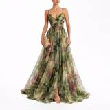 Marta - Vestido Largo de Tul con Estampado Floral Verde y Aberturas en la Cintura