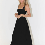 Lía - Vestido Midi Negro con Escote Cuadrado y Falda Evasé