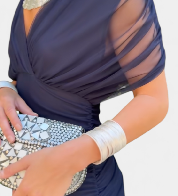 Luana - Vestido elegante con escote en V