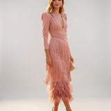 Irene - Vestido Midi Rosa Palo con Flecos y Plumas