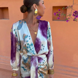 Daniela - Vestido Midi Cruzado de Satén con Estampado Tie-Dye en Malva y Azul