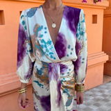 Daniela - Vestido Midi Cruzado de Satén con Estampado Tie-Dye en Malva y Azul