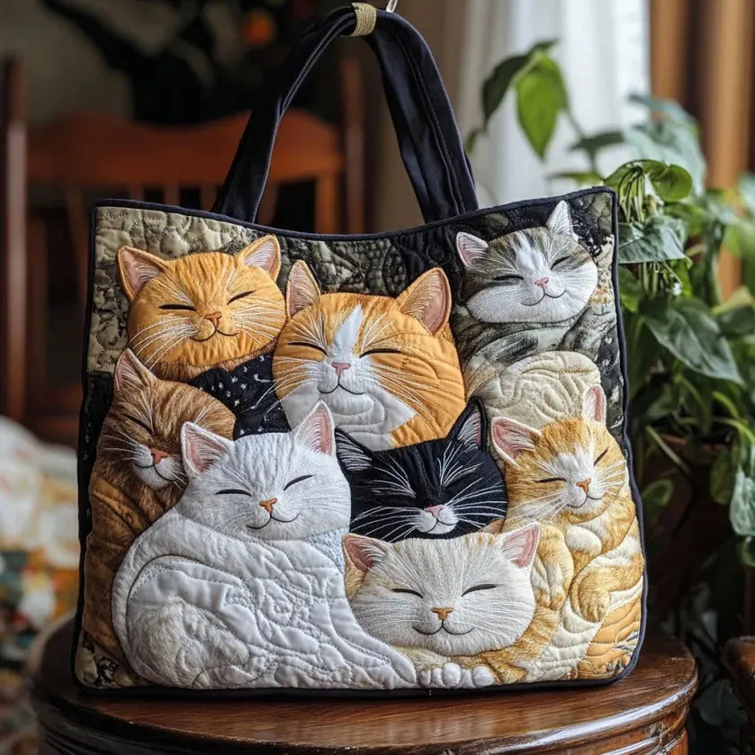 Bolso tote acolchado con gatitos durmientes acurrucados en tonos crema y naranja