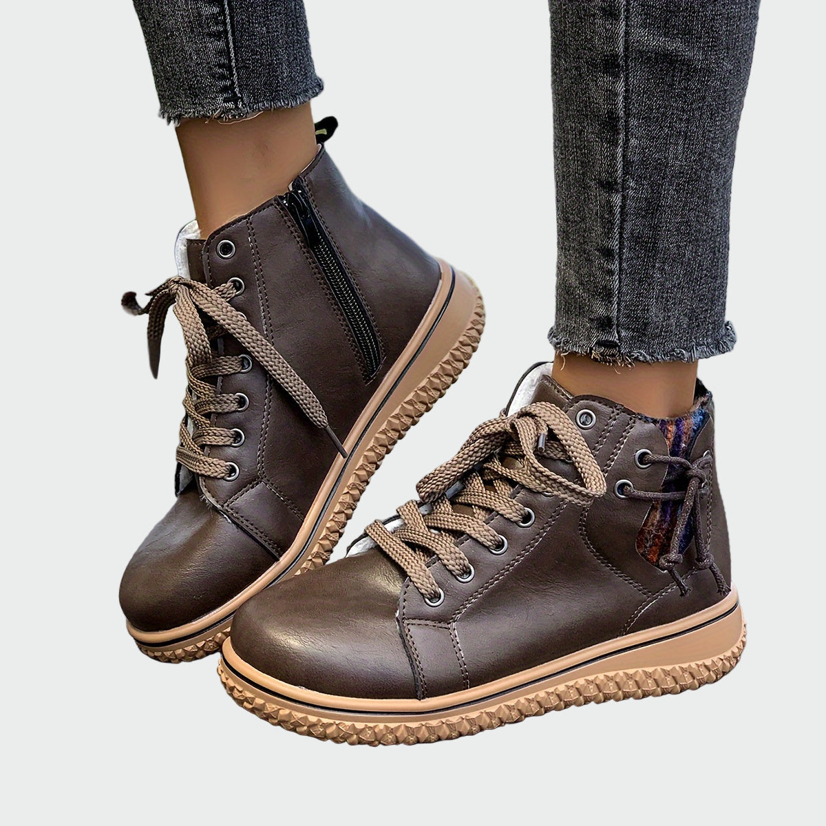 Botas ortopédicas de cuero de caña baja para la mujer moderna.