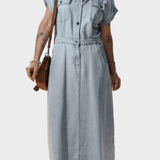 Vestido de jeans con elegantes mangas de murciélago
