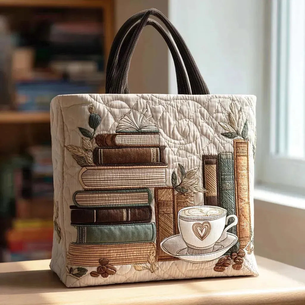 Bolso tote acolchado en tonos neutros con libros apilados y taza de café