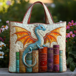 Bolso tote acolchado blanco con dragón azul de alas naranjas guardando libros