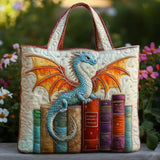 Bolso tote acolchado blanco con dragón azul de alas naranjas guardando libros