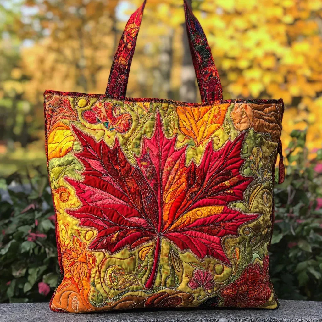 Bolso tote acolchado con hojas de arce en rojos, naranjas y amarillos de otoño