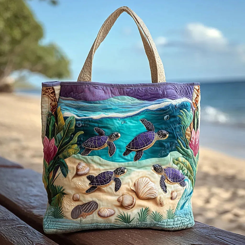 Bolso tote acolchado con tortugas marinas nadando en una laguna turquesa