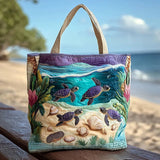 Bolso tote acolchado con tortugas marinas nadando en una laguna turquesa