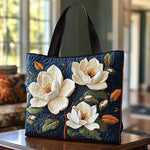 Bolso tote acolchado azul marino con magnolias blancas y hojas otoñales