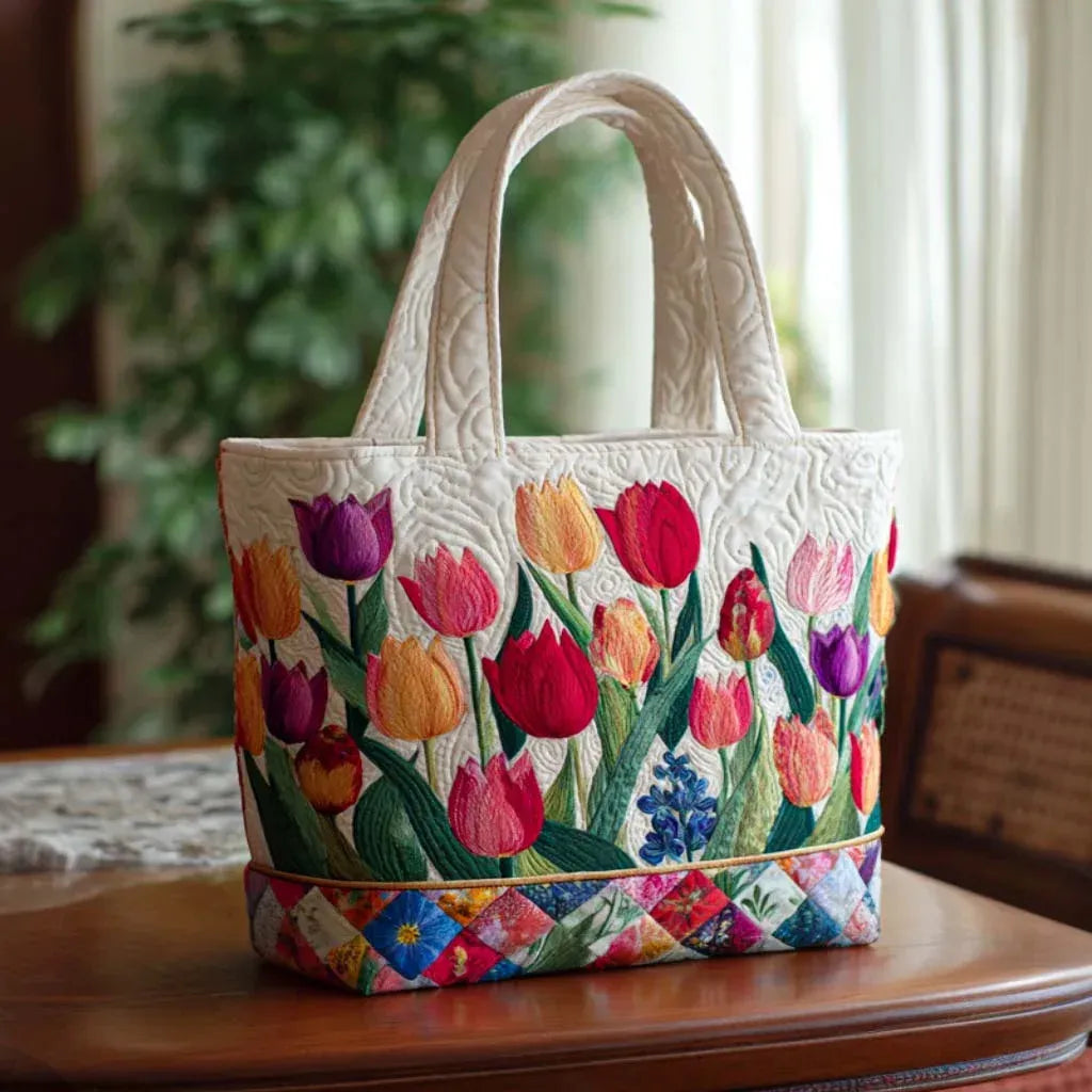 Bolso tote acolchado blanco con tulipanes de colores y base de mosaico