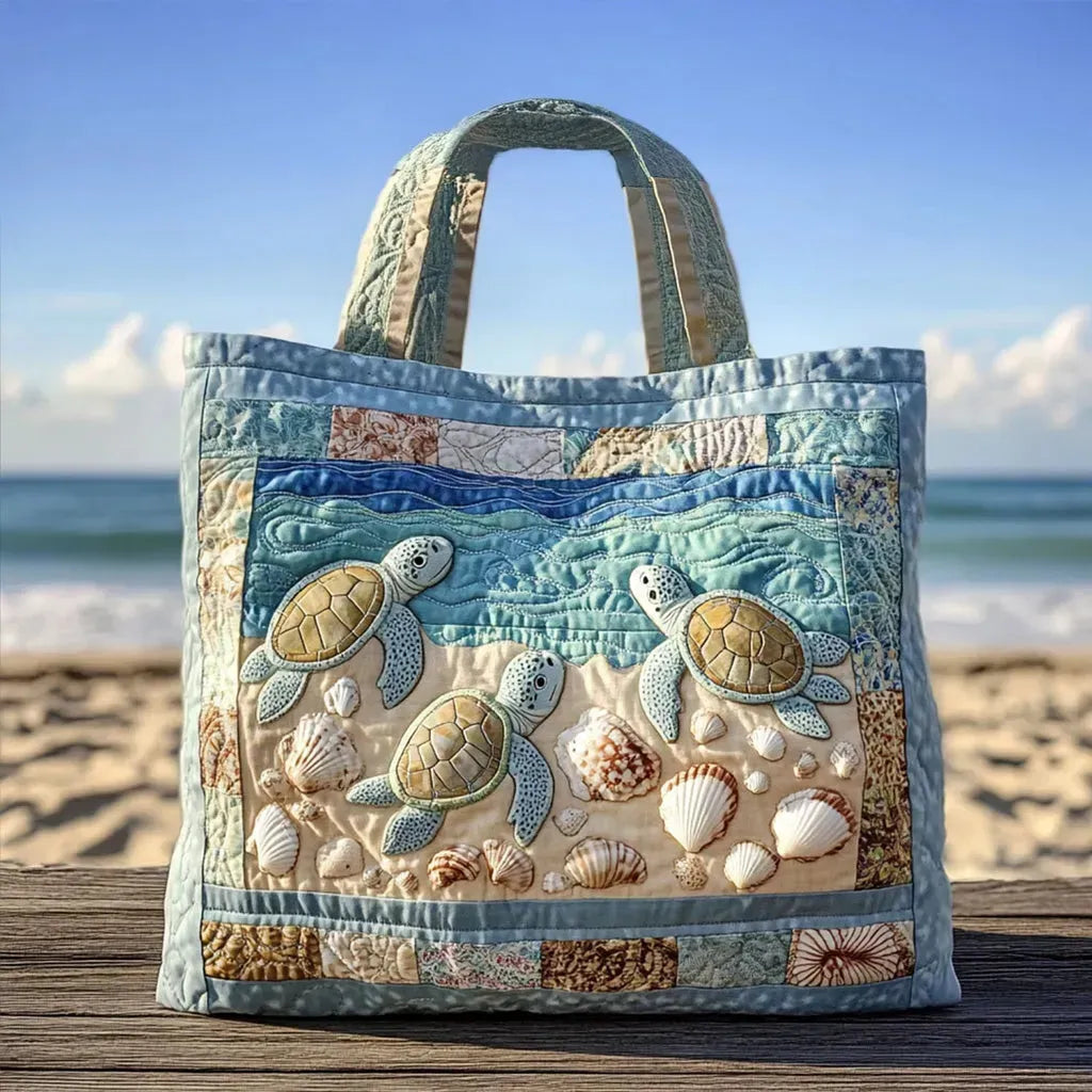 Bolso tote acolchado celeste con tortugas marinas y conchas en la playa