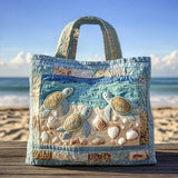 Bolso tote acolchado celeste con tortugas marinas y conchas en la playa