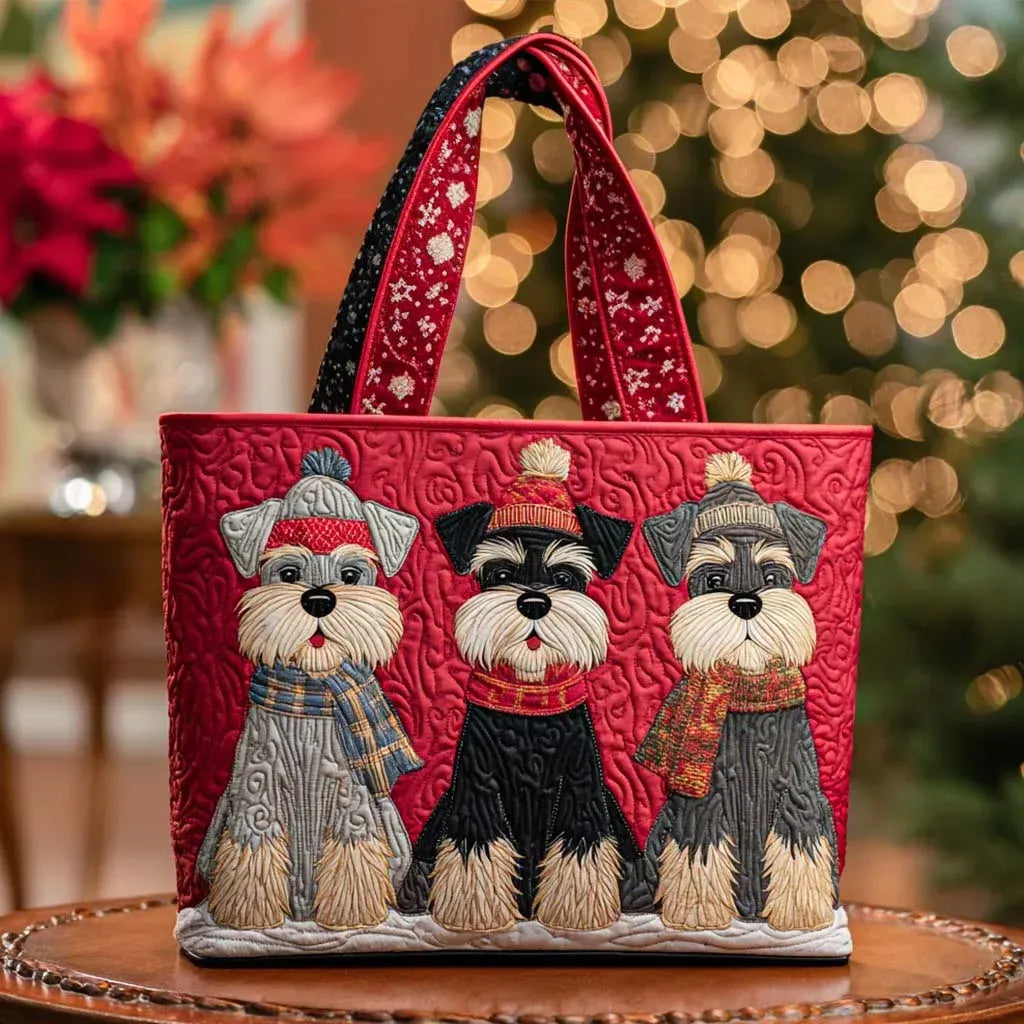 Bolso tote acolchado rojo con tres schnauzers con gorros y bufandas de invierno