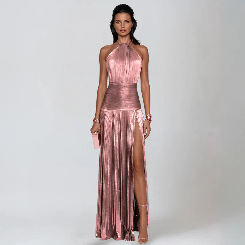 Natalia - Vestido Largo Metalizado Dorado con Cuello Halter y Abertura