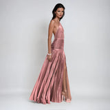 Beatriz - Vestido Largo Metalizado en Rosa con Escote Halter y Abertura Lateral