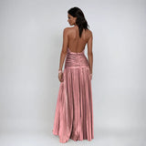 Beatriz - Vestido Largo Metalizado en Rosa con Escote Halter y Abertura Lateral